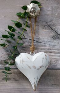 Retreat Vintage White Wood Heart