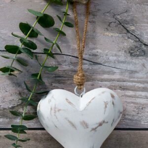 Retreat Vintage White Solid Wood Heart
