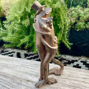 London Ornament Hugging Frogs